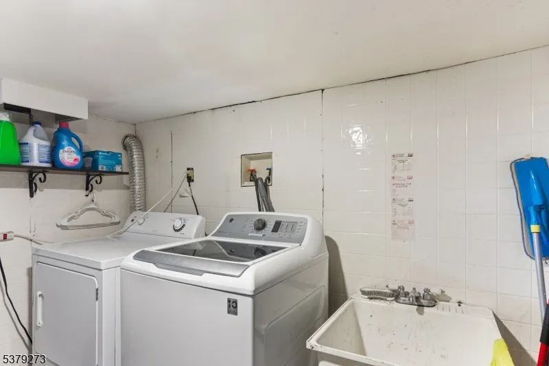 1648 Dill Ave Linden City, NJ 07036