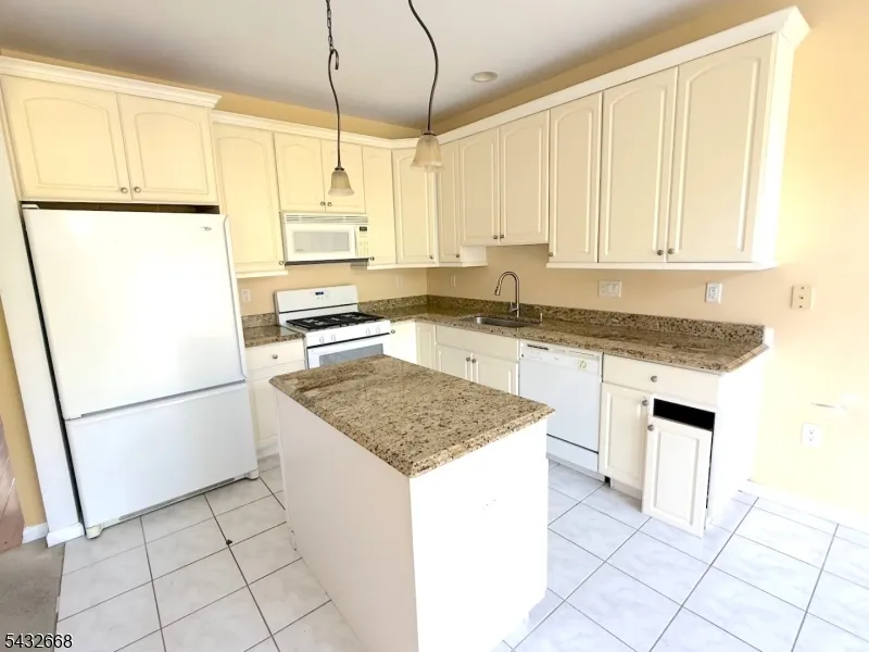 5 Magnolia Ln Cedar Grove, NJ 07009