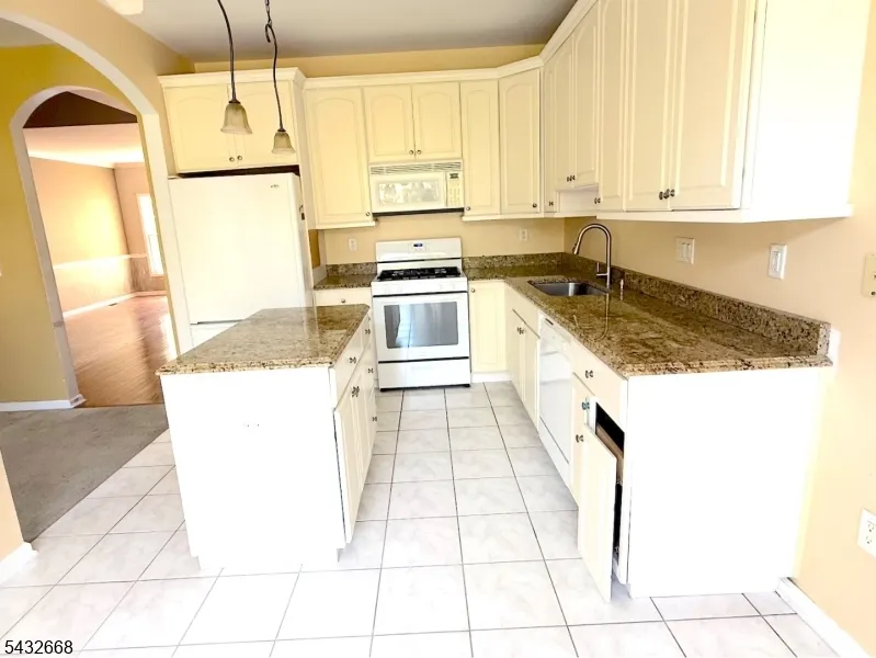 5 Magnolia Ln Cedar Grove, NJ 07009