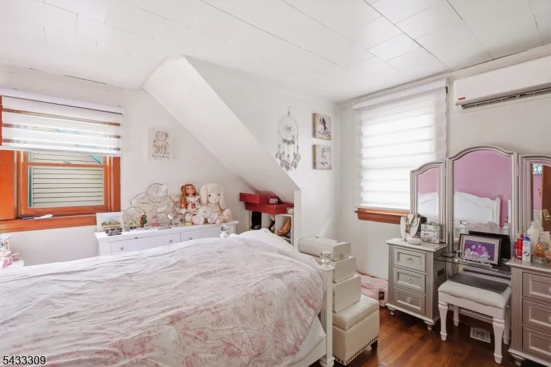 33 Sisco Pl Clifton City, NJ 07011