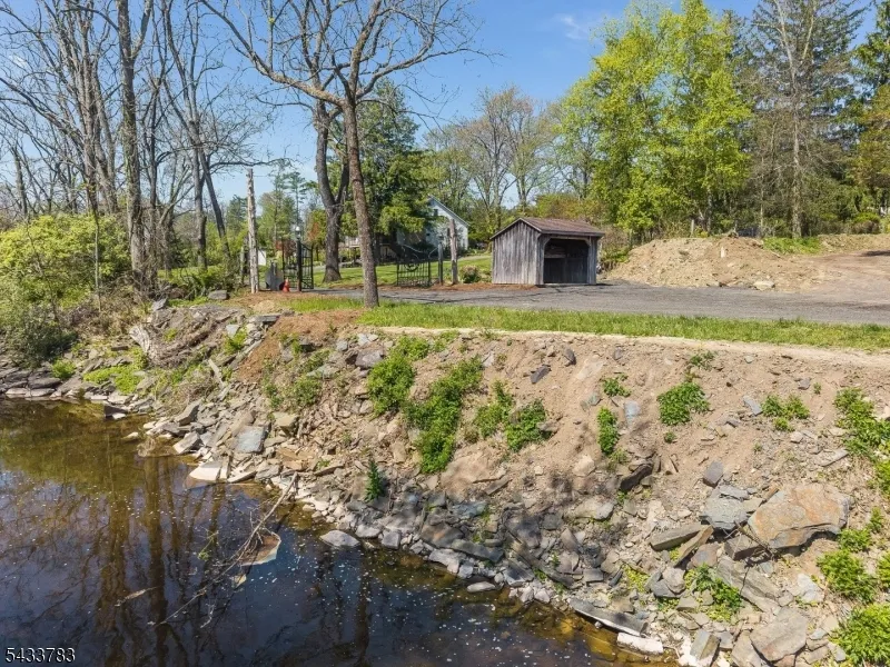 9 Creamery Ln Kingwood, NJ 08825