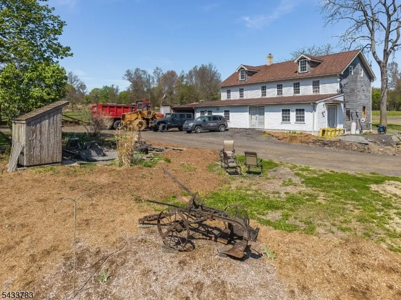 9 Creamery Ln Kingwood, NJ 08825