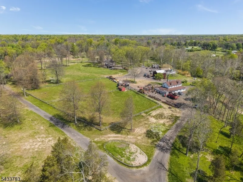 9 Creamery Ln Kingwood, NJ 08825