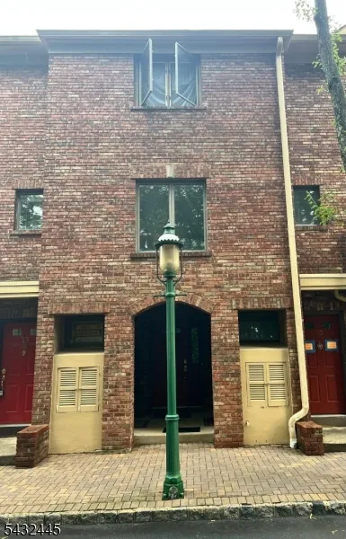 34 Mews Ln