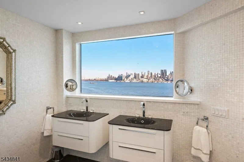 600 Harbor #1079 Unit 1079 Weehawken, NJ 07086