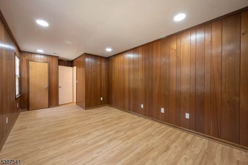 20 Whitewood Dr Parsippany-Troy Hills, NJ 07950