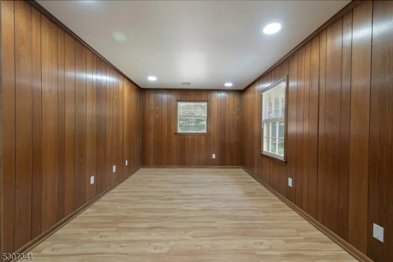 20 Whitewood Dr Parsippany-Troy Hills, NJ 07950
