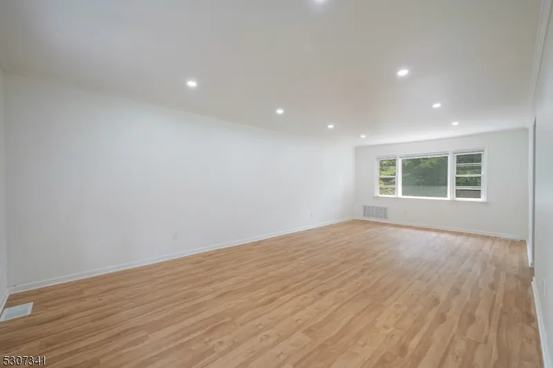 20 Whitewood Dr Parsippany-Troy Hills, NJ 07950