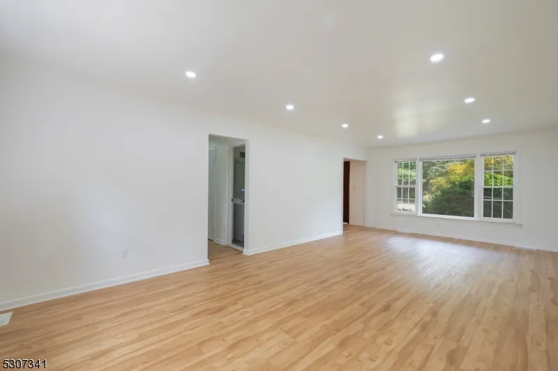 20 Whitewood Dr Parsippany-Troy Hills, NJ 07950