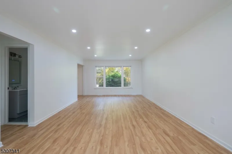 20 Whitewood Dr Parsippany-Troy Hills, NJ 07950