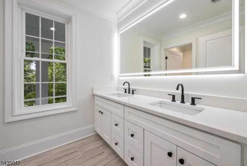 59 Tremont Ter Livingston, NJ 07039