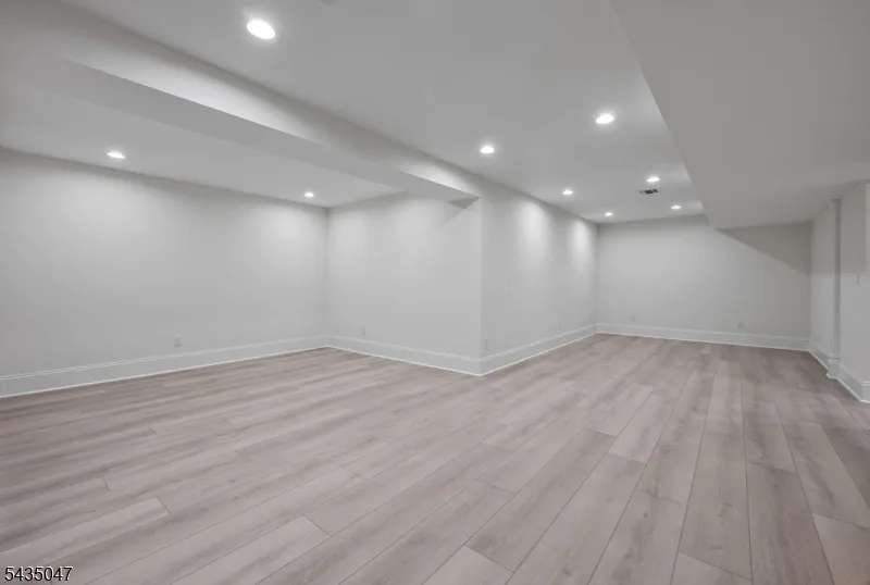 59 Tremont Ter Livingston, NJ 07039