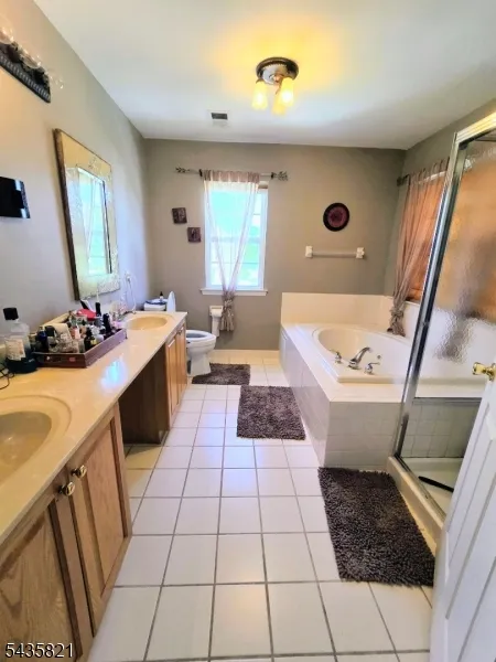33 Kopak Way Spotswood, NJ 08884