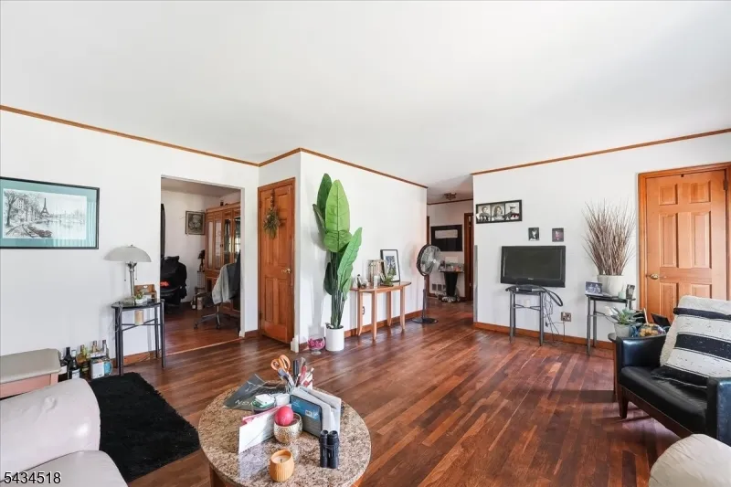 160 Hayes Ave Clark, NJ 07066