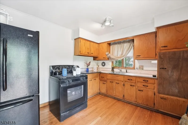 160 Hayes Ave Clark, NJ 07066