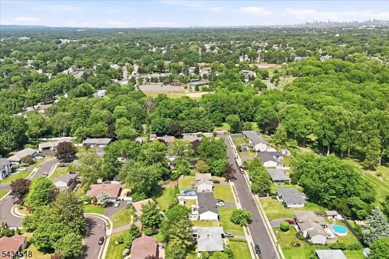 160 Hayes Ave Clark, NJ 07066