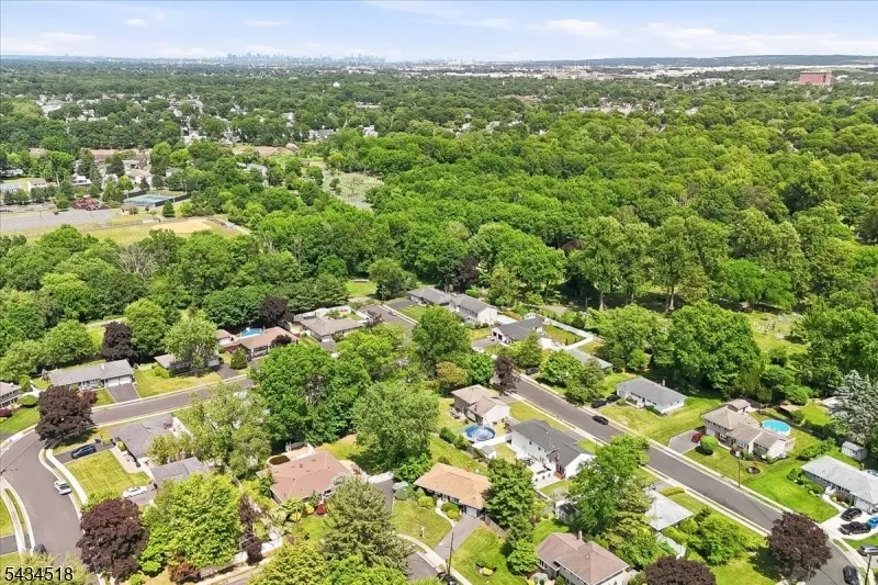 160 Hayes Ave Clark, NJ 07066
