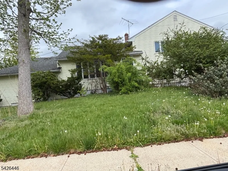 6 Grand St Clark, NJ 07066