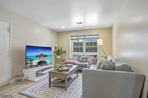 272 Walnut St #6D Unit 6D