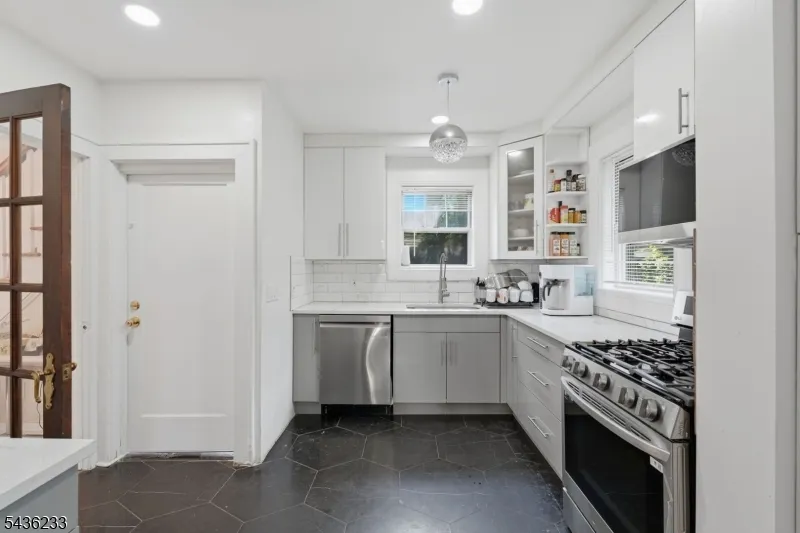 285 W Hudson Ave Englewood City, NJ 07631