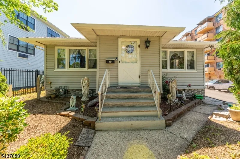 72 Clarendon Pl Hackensack City, NJ 07601