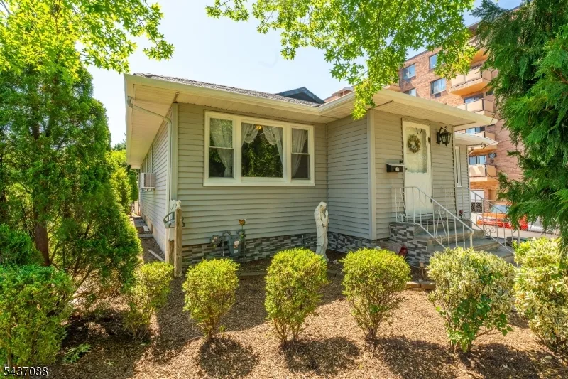 72 Clarendon Pl Hackensack City, NJ 07601