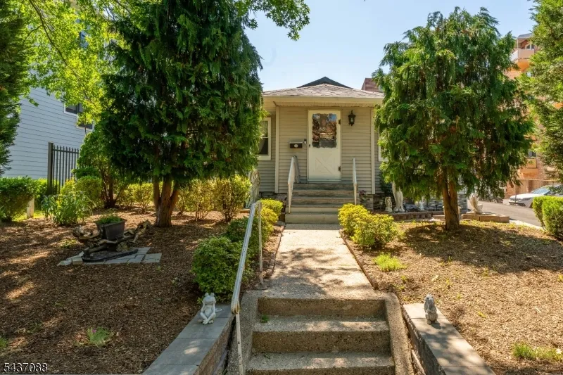 72 Clarendon Pl Hackensack City, NJ 07601