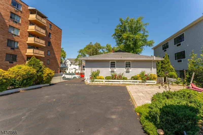 72 Clarendon Pl Hackensack City, NJ 07601