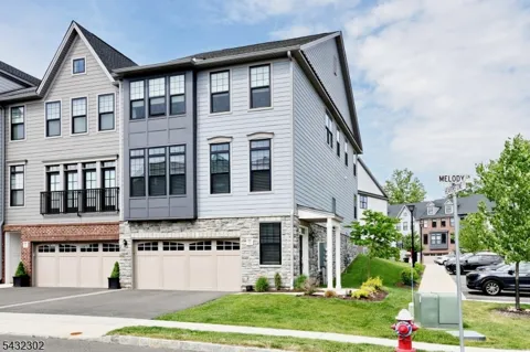 32 Melody Ln