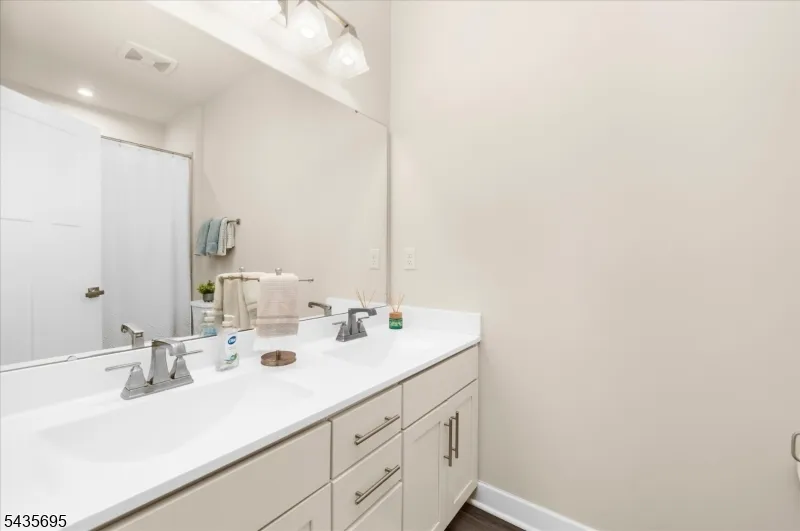 124 Club House Dr Washington, NJ 07882