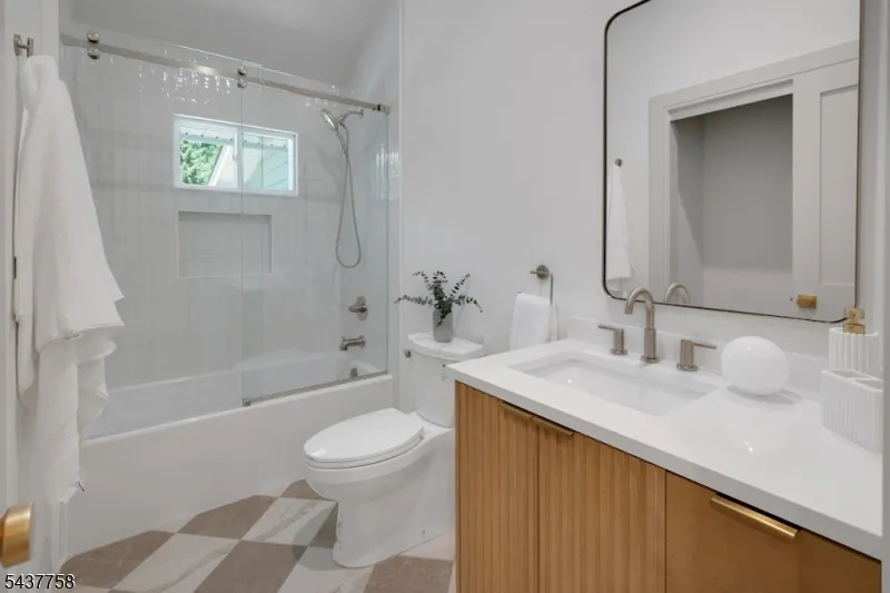 51 Brookside Ter North Caldwell, NJ 07006
