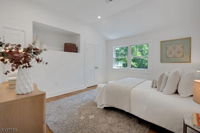 51 Brookside Ter North Caldwell, NJ 07006