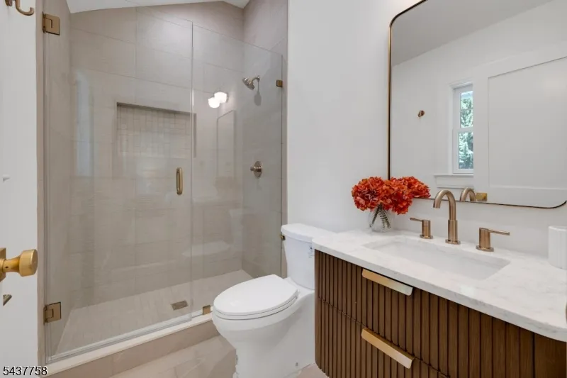 51 Brookside Ter North Caldwell, NJ 07006