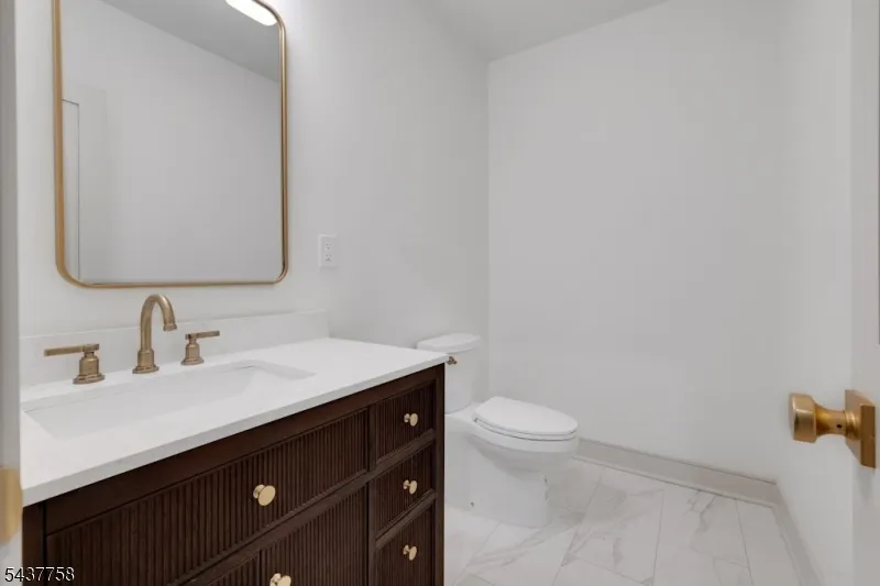 51 Brookside Ter North Caldwell, NJ 07006