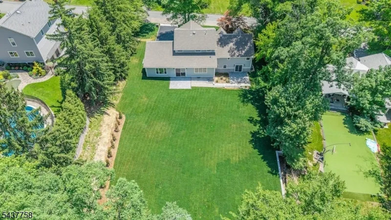 51 Brookside Ter North Caldwell, NJ 07006