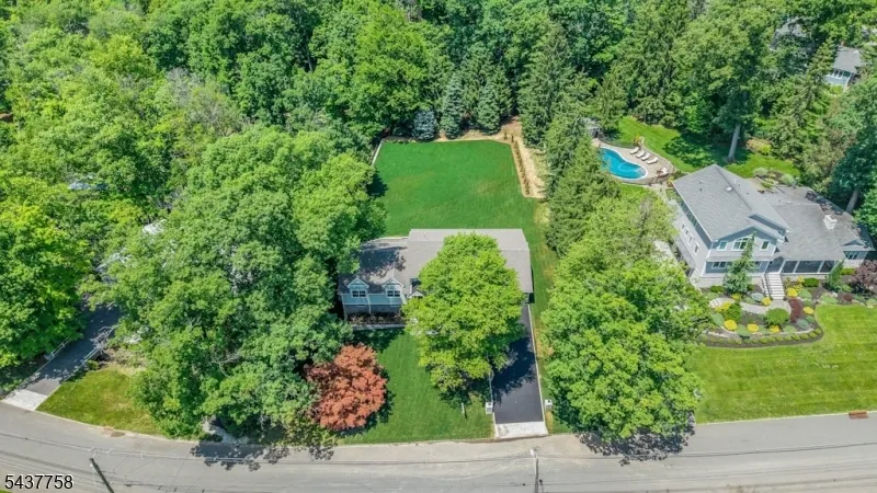 51 Brookside Ter North Caldwell, NJ 07006