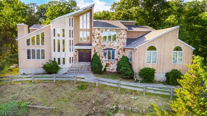 25 Wood Chase Ln Kinnelon, NJ 07405