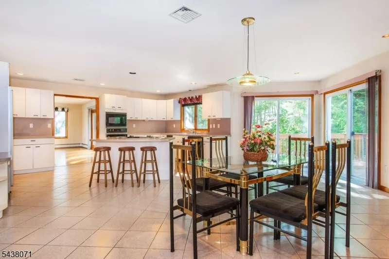 25 Wood Chase Ln Kinnelon, NJ 07405