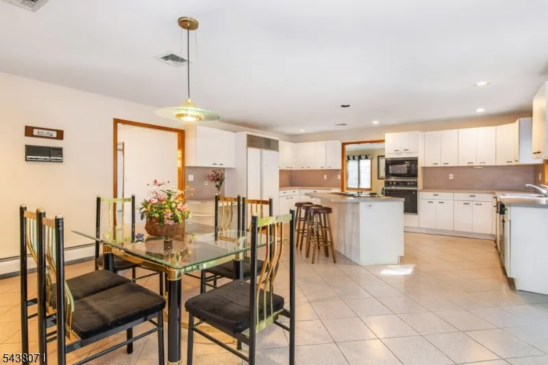 25 Wood Chase Ln Kinnelon, NJ 07405
