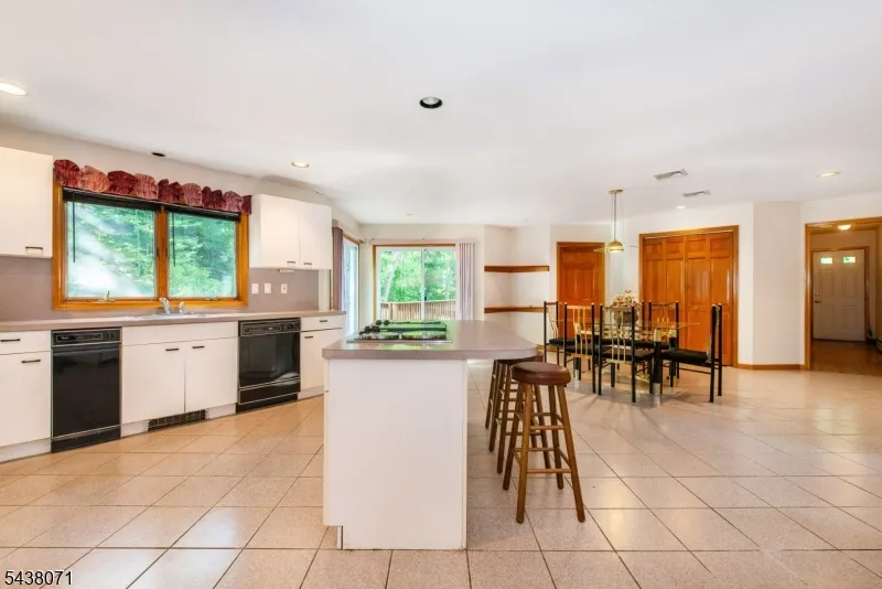 25 Wood Chase Ln Kinnelon, NJ 07405