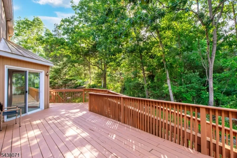25 Wood Chase Ln Kinnelon, NJ 07405