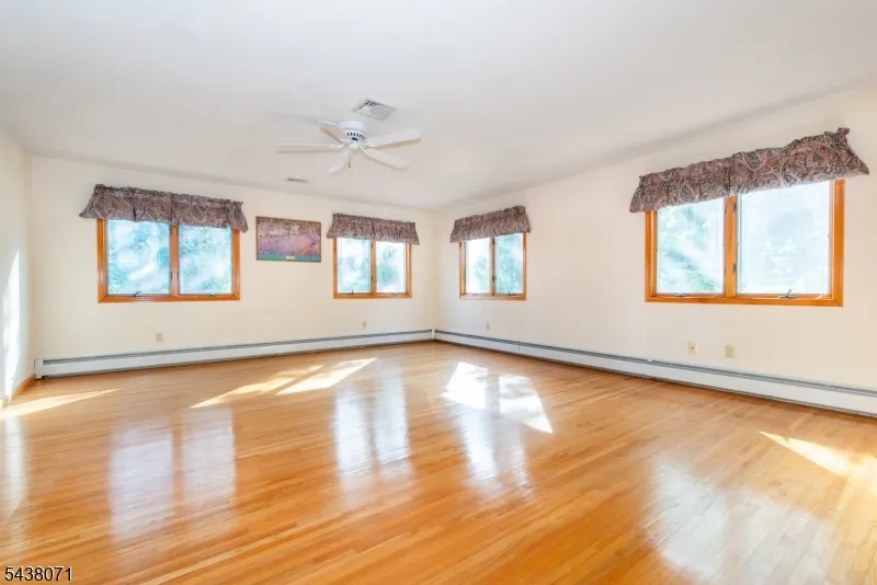 25 Wood Chase Ln Kinnelon, NJ 07405