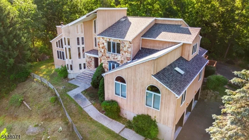 25 Wood Chase Ln Kinnelon, NJ 07405