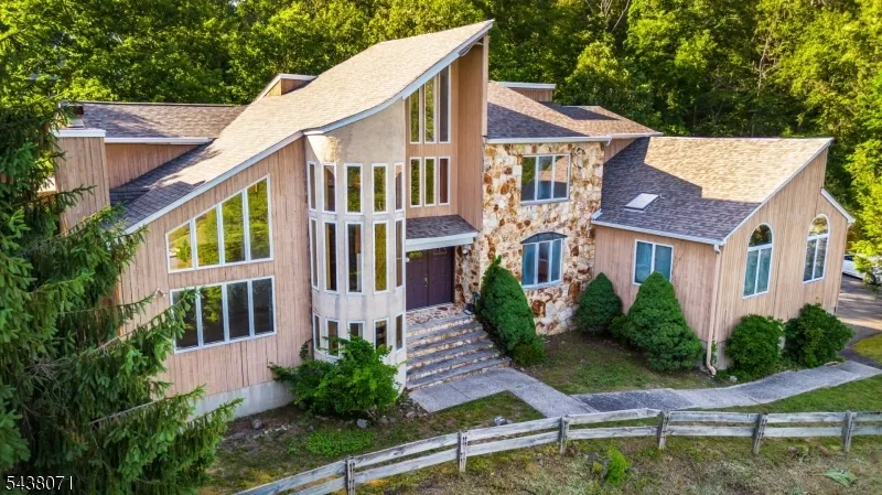 25 Wood Chase Ln Kinnelon, NJ 07405