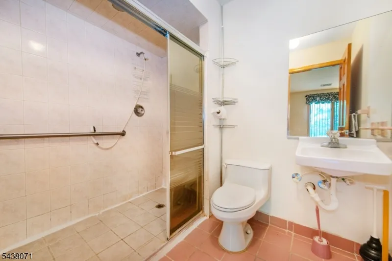 25 Wood Chase Ln Kinnelon, NJ 07405
