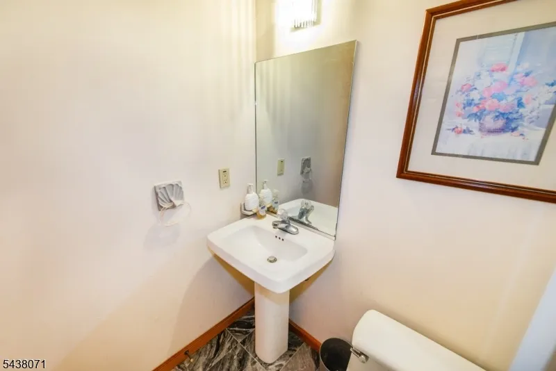 25 Wood Chase Ln Kinnelon, NJ 07405