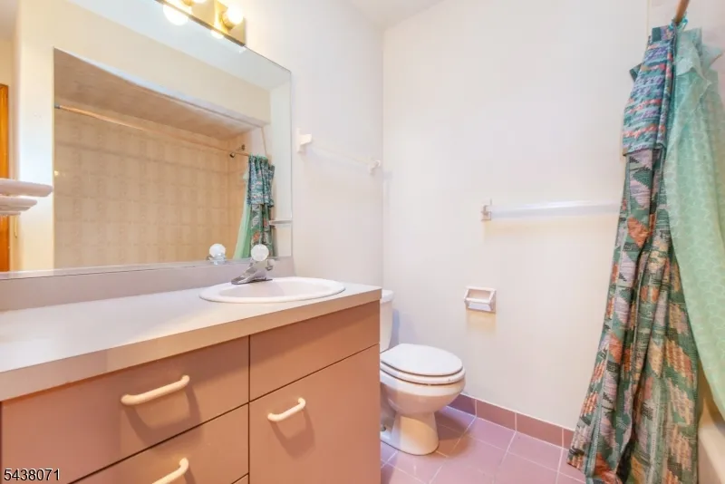 25 Wood Chase Ln Kinnelon, NJ 07405