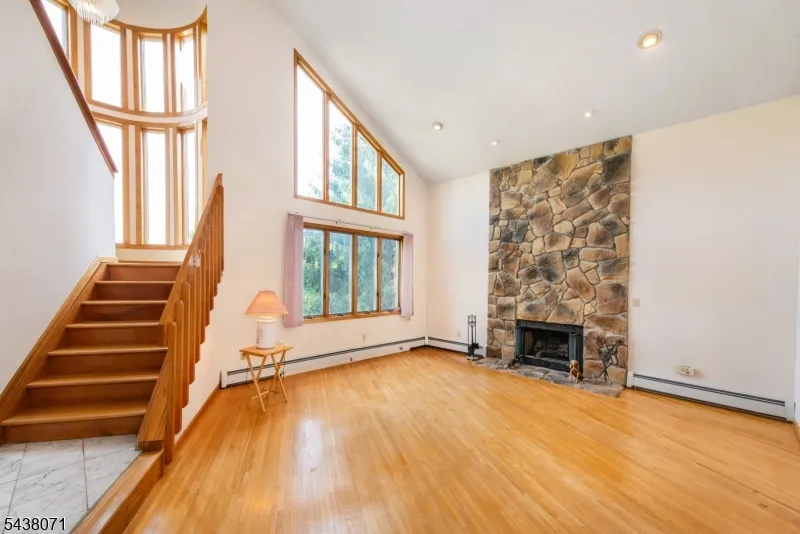 25 Wood Chase Ln Kinnelon, NJ 07405