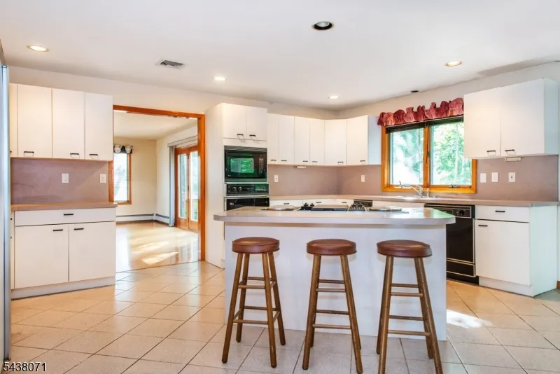 25 Wood Chase Ln Kinnelon, NJ 07405