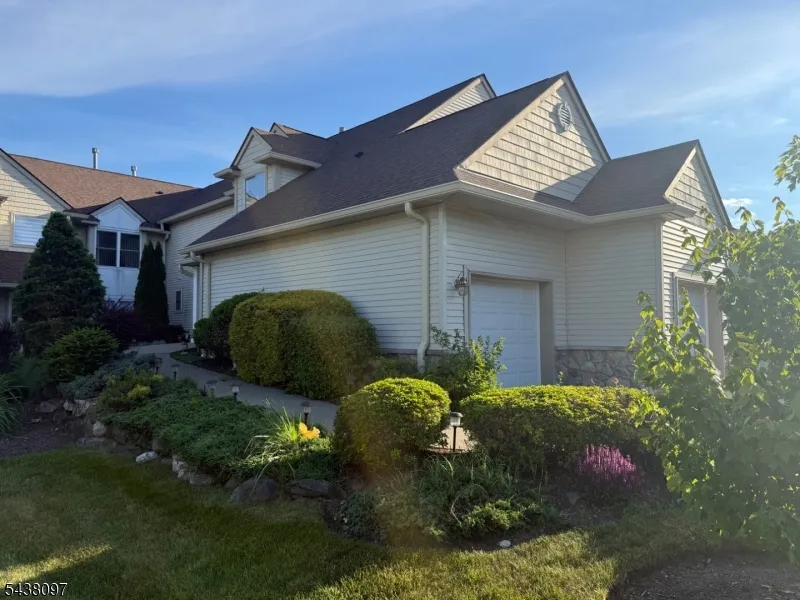 2 Caleb Ct Hardyston, NJ 07419